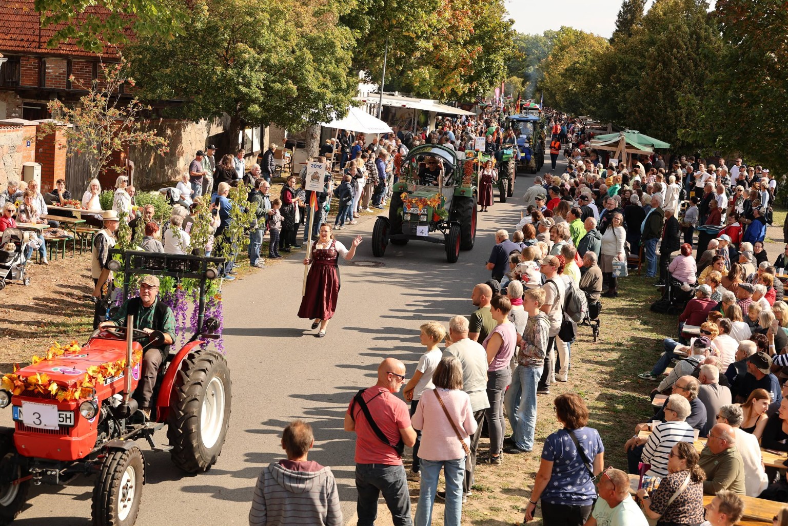 Festumzug mit Erntewagen und zahlreichen Gästen beim Erntedankfest 2026 in Dollgow